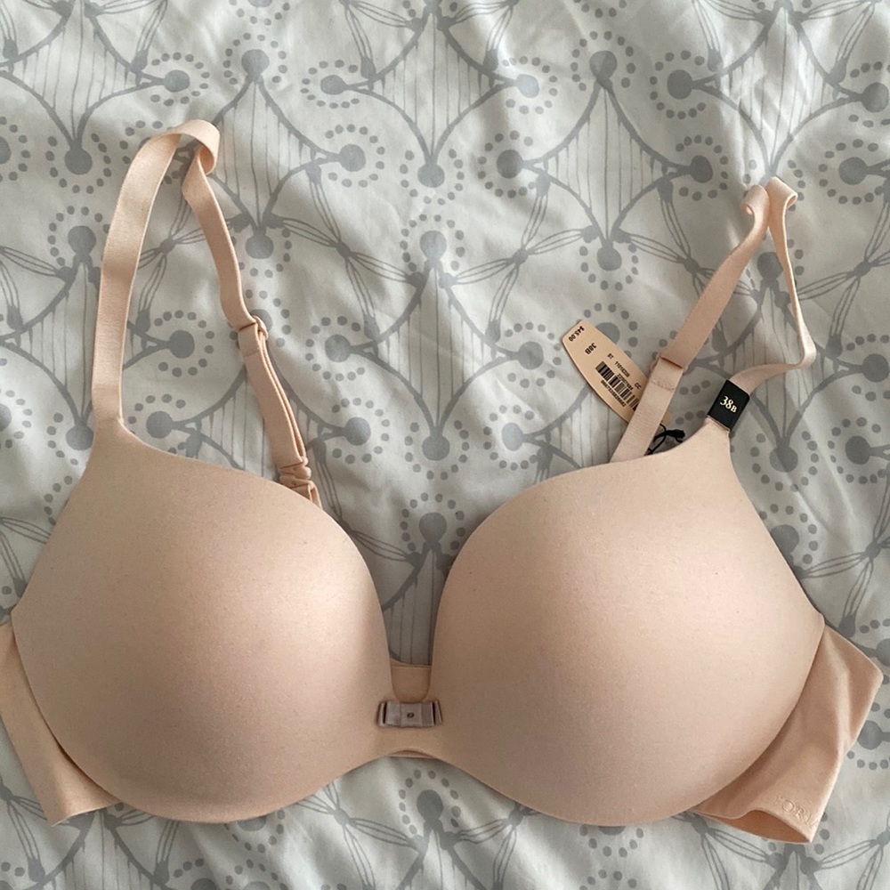 NWT. Victoria’s Secret light pink padded underwire bra